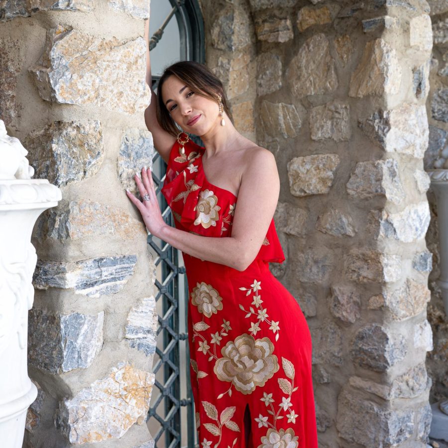 SONA / VESTIDO BORDADO ESTILO MANTON UN HOMBRO