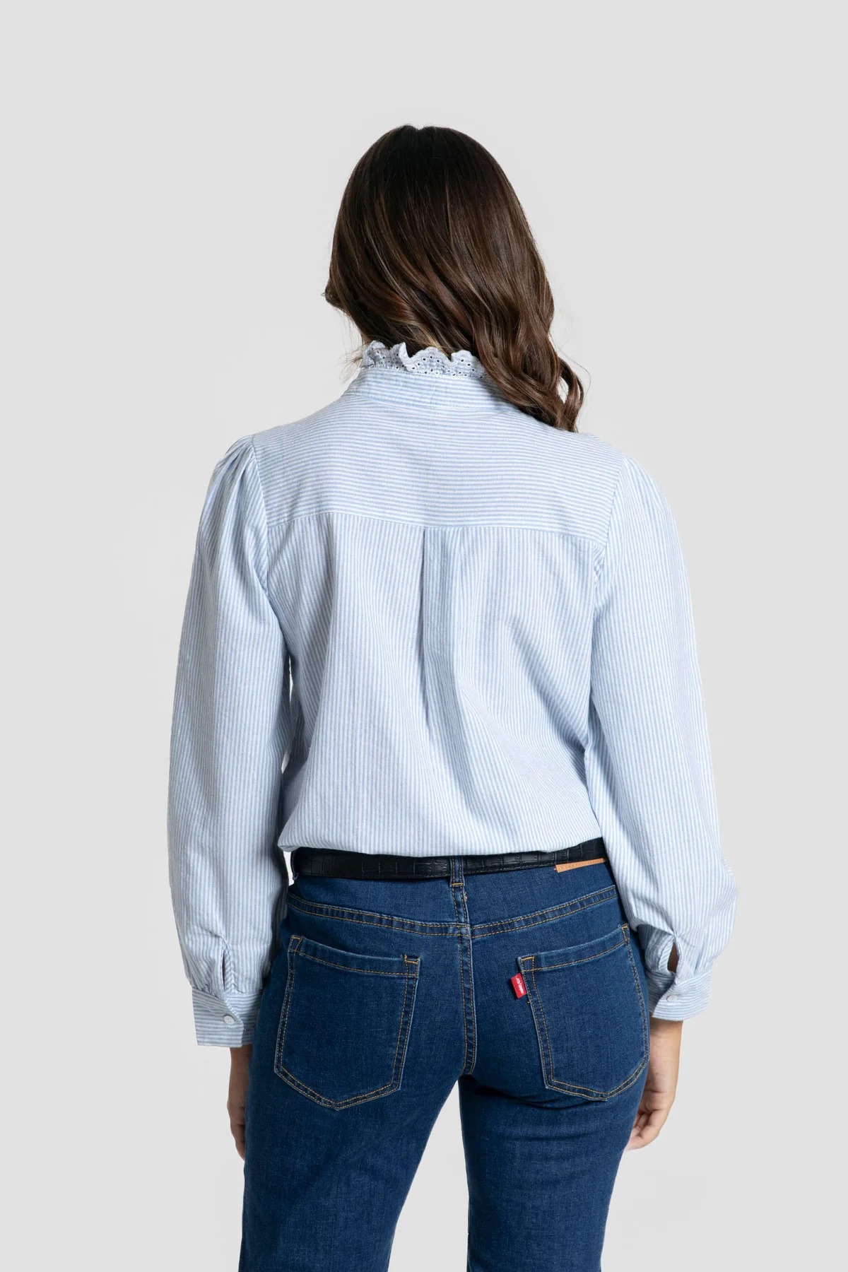 CAMISA A RAYAS CELESTE CON VOLANTE - Imagen 2