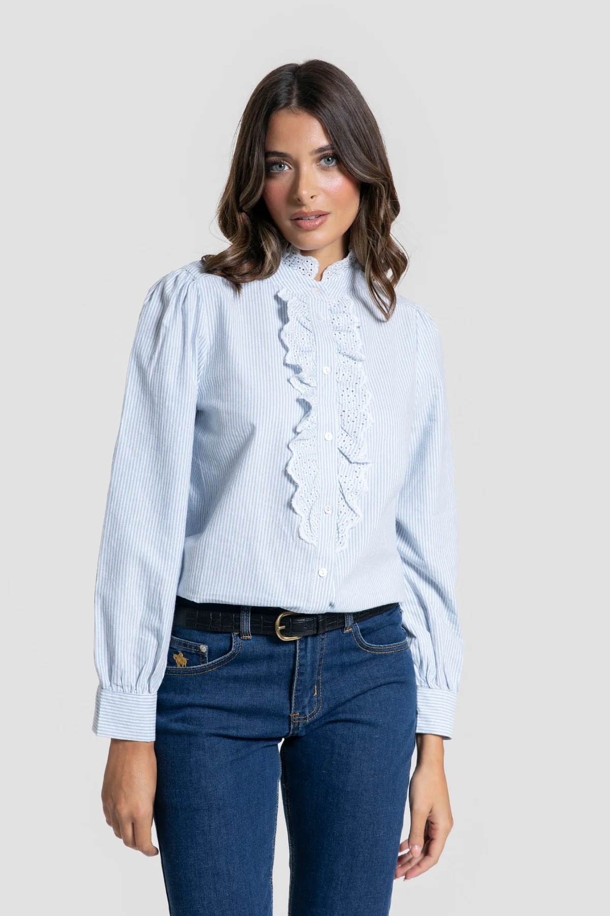 CAMISA A RAYAS CELESTE CON VOLANTE - Imagen 3