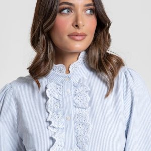 CAMISA A RAYAS CELESTE CON VOLANTE