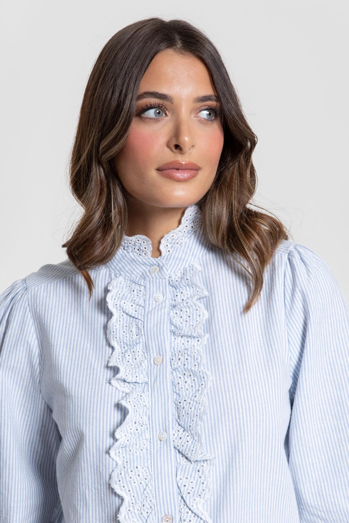 CAMISA A RAYAS CELESTE CON VOLANTE