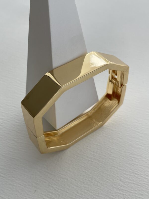 PULSERA ANGULAR DORADA CON BISAGRAS