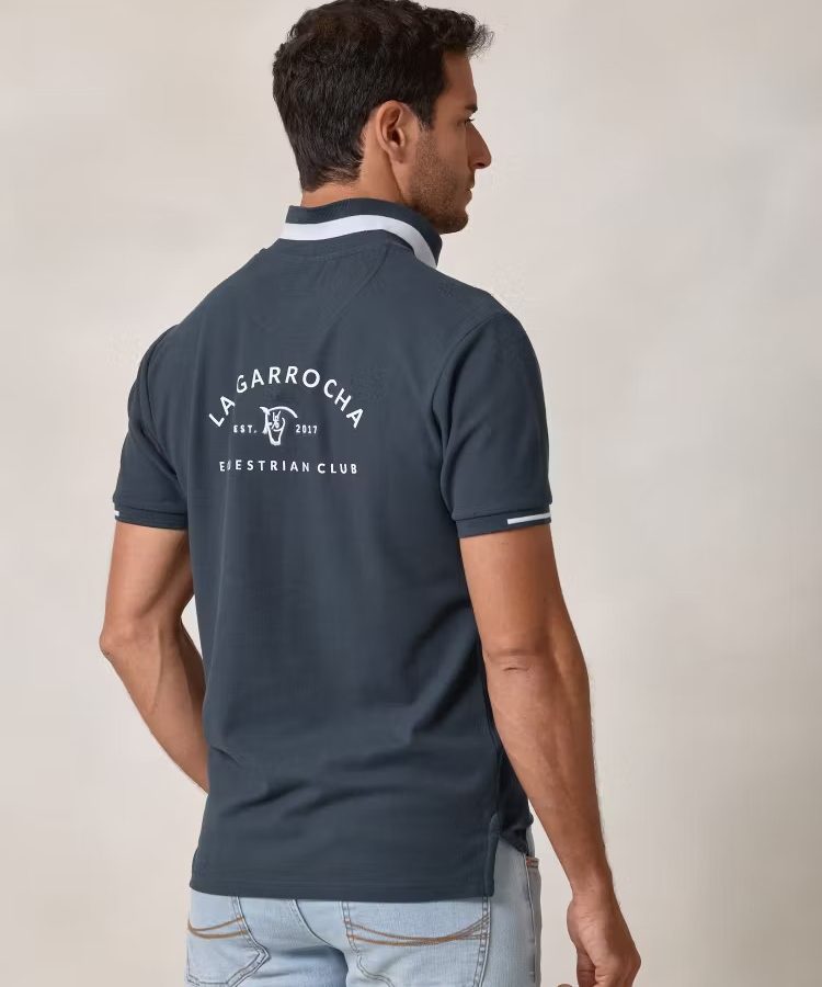 POLO PRINT ESPALDA / AZUL LAGO
