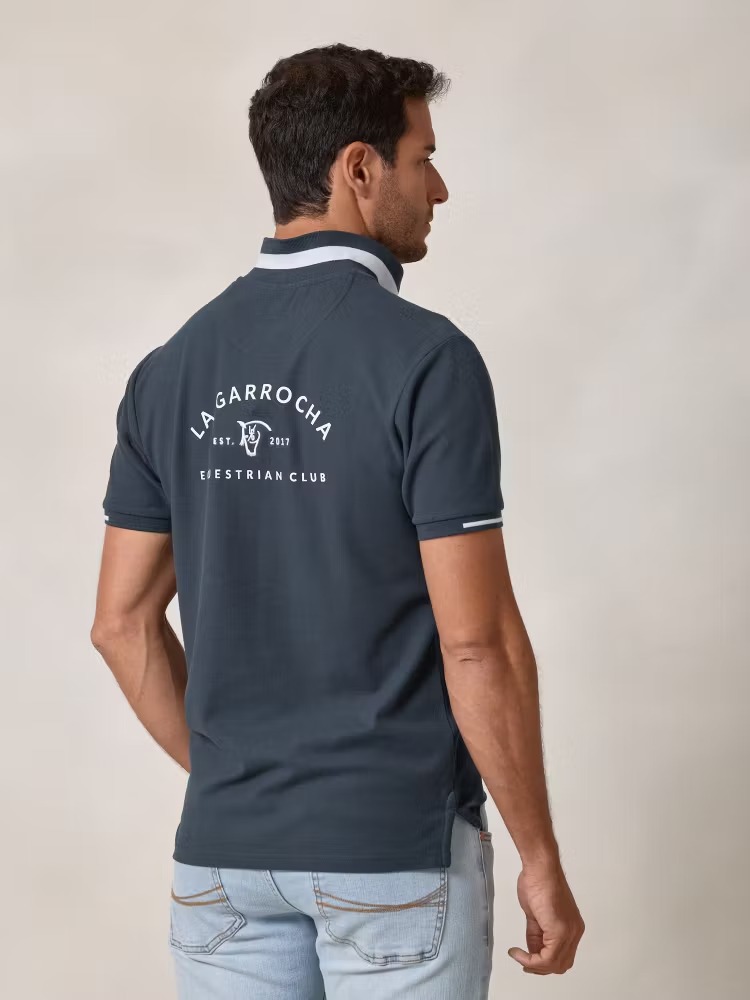 POLO PRINT ESPALDA / AZUL LAGO