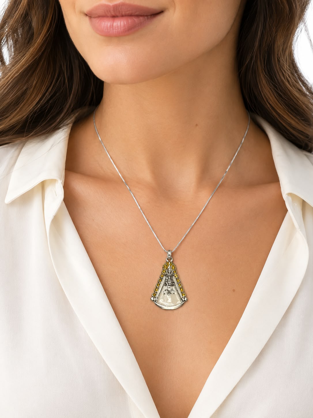 CADENA Y COLGANTE DE LA VIRGEN DEL ROCÍO ESMALTADO EN PLATA - Imagen 4